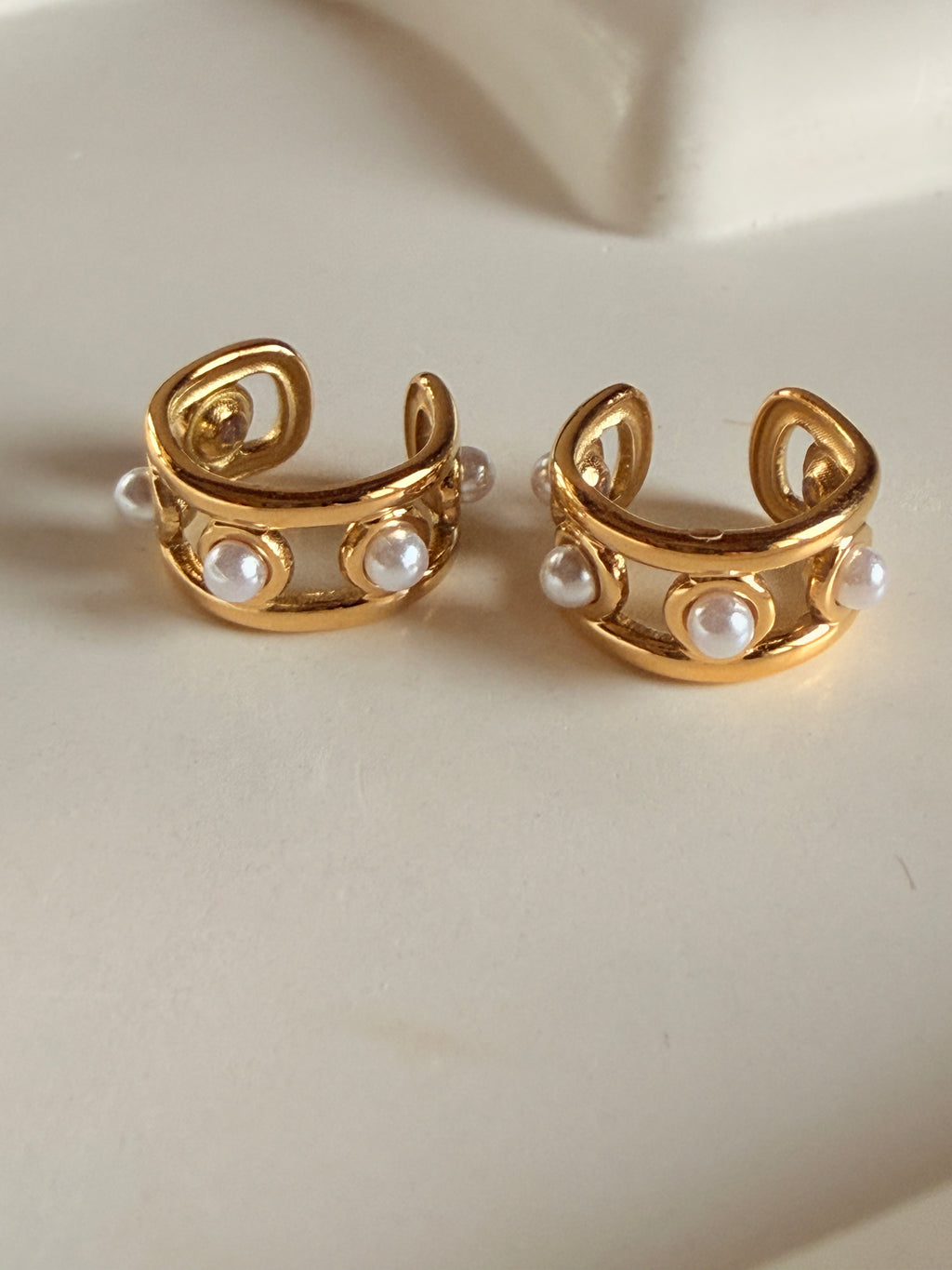 Elegant Gold Earcuff With Pearls