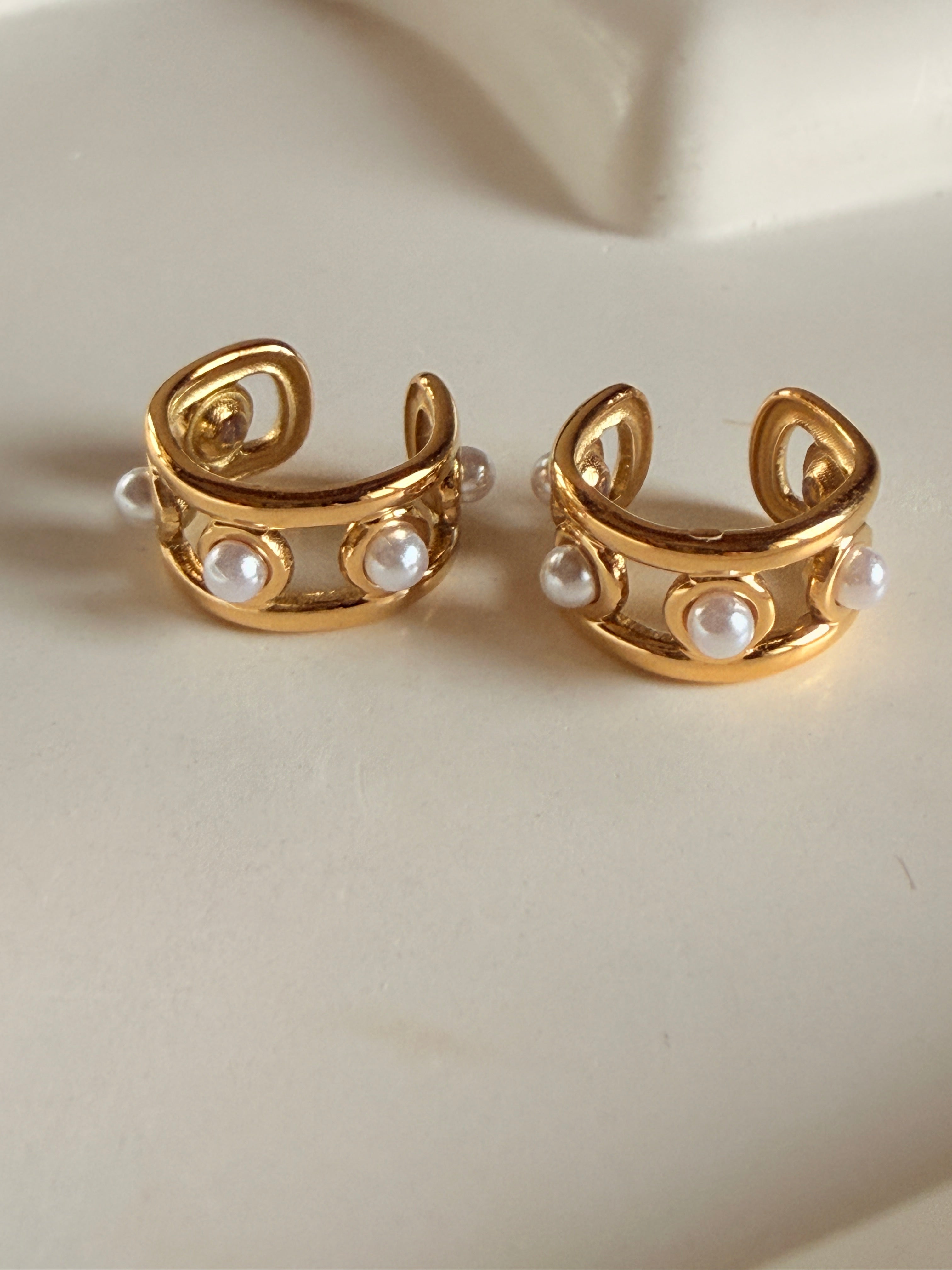 Elegant Gold Earcuff With Pearls